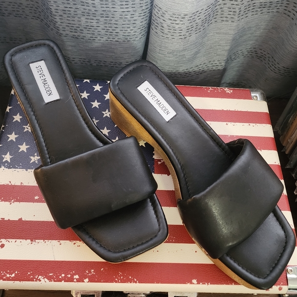 Beautiful Steve Madden slides. - Picture 2 of 7